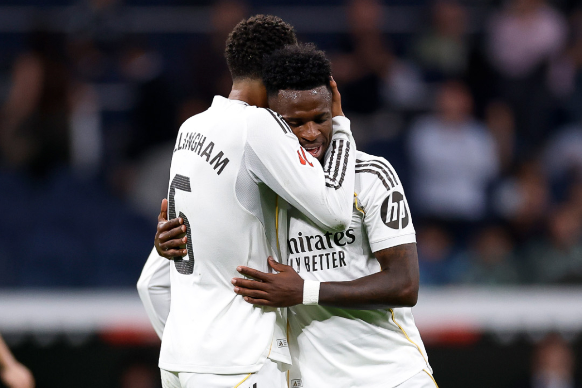 Vini y Bellingham se abrazan durante un partido. Foto: @realmadrid.