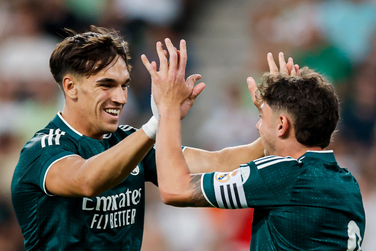 Fede y Carlos Espí celebran el tanto del español en su debut. Foto: @realmadrid.