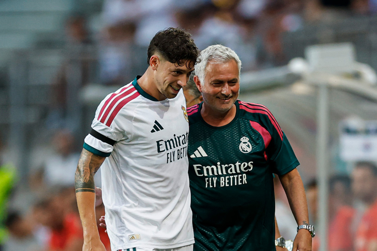 Mou y el capitán, Fede Valverde, sonríen durante el debut del conjunto blanco. Foto: @realmadrid.