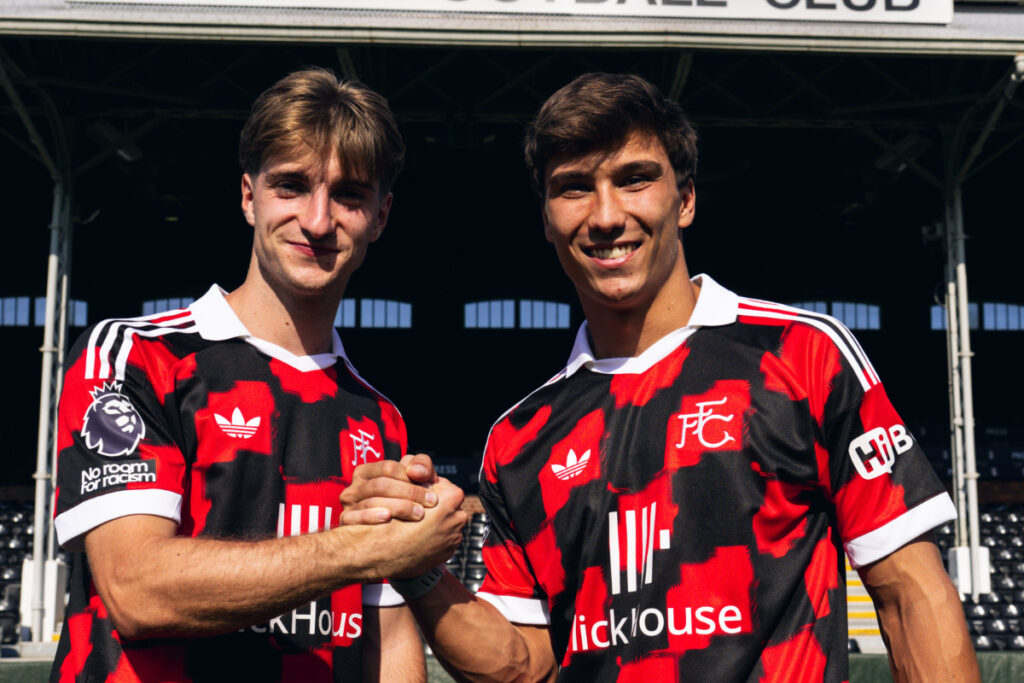Gonzalo y Palacios posan en su presentación con el Fulham. Foto: @realmadrid.