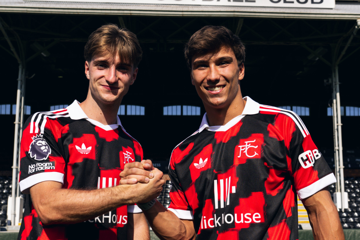 Gonzalo y Palacios posan en su presentación con el Fulham. Foto: @realmadrid.