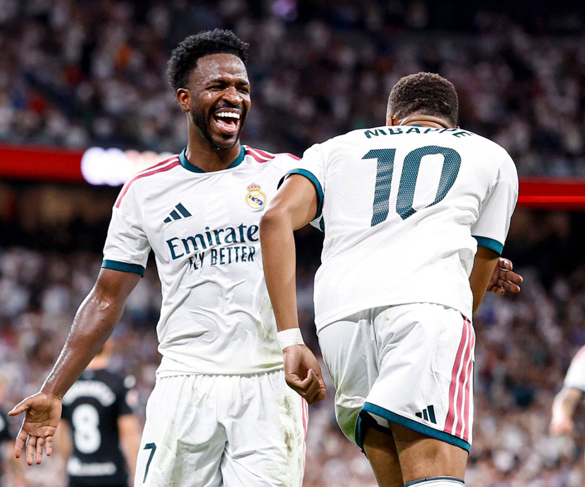 Vini y Mbappé celebran el hat-trick del francés.