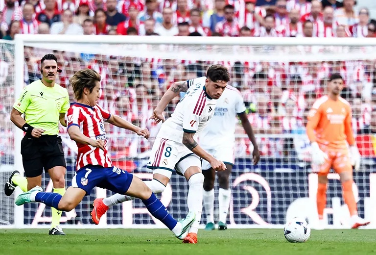 La dura entrada sobre Fede en el Metropolitano. Foto: @realmadrid