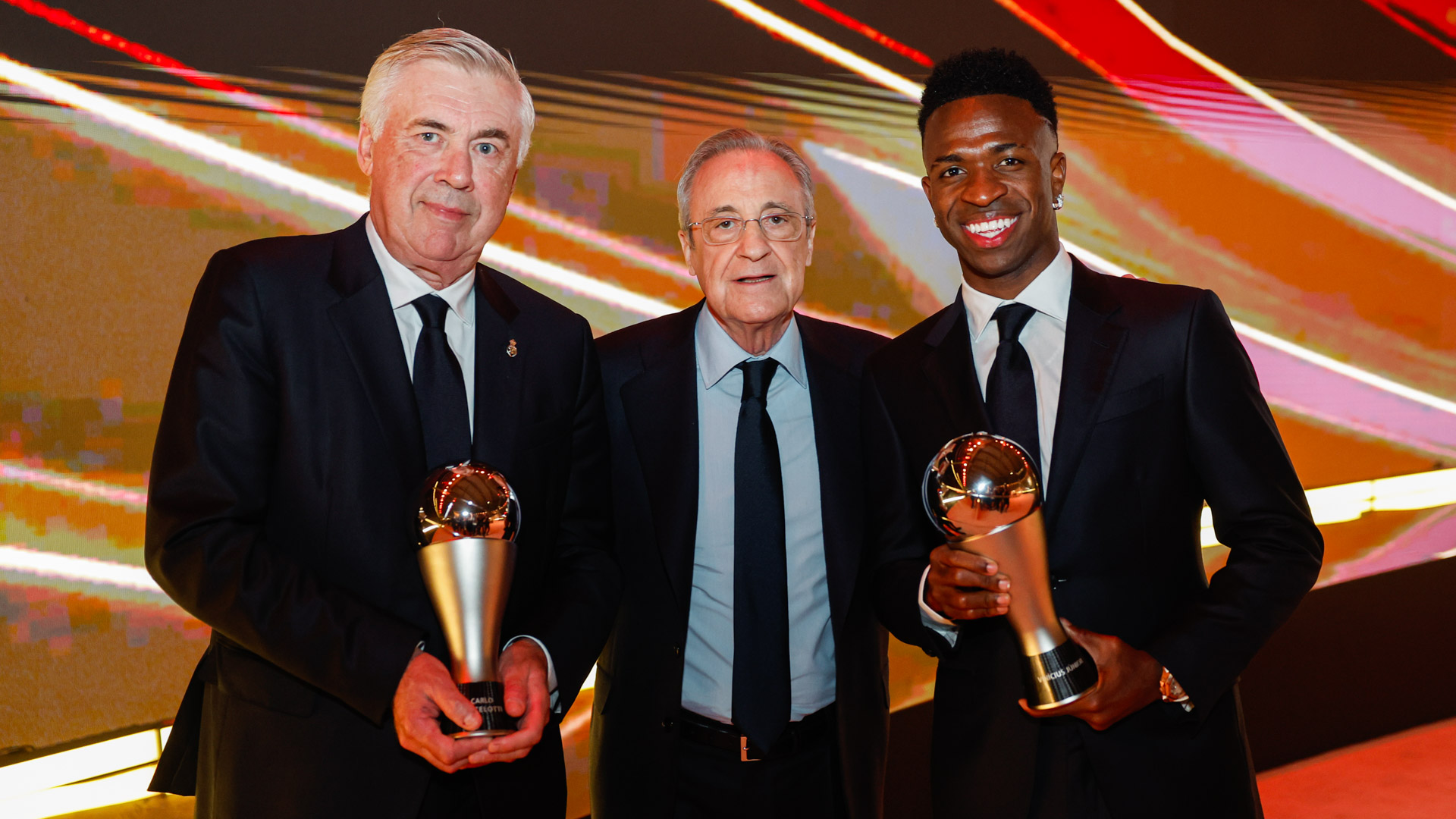 Vini posa junto a Florentino y Ancelotti tras ganar el The Best dos meses después del robo del Balón de Oro. Foto: @realmadrid.