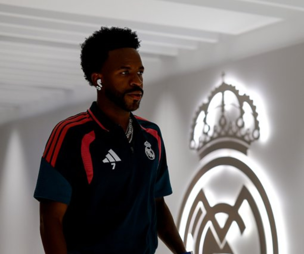 Vini luce un rincón de Valdebebas que lo conecta con las leyendas del Real Madrid. Foto: @realmadrid.