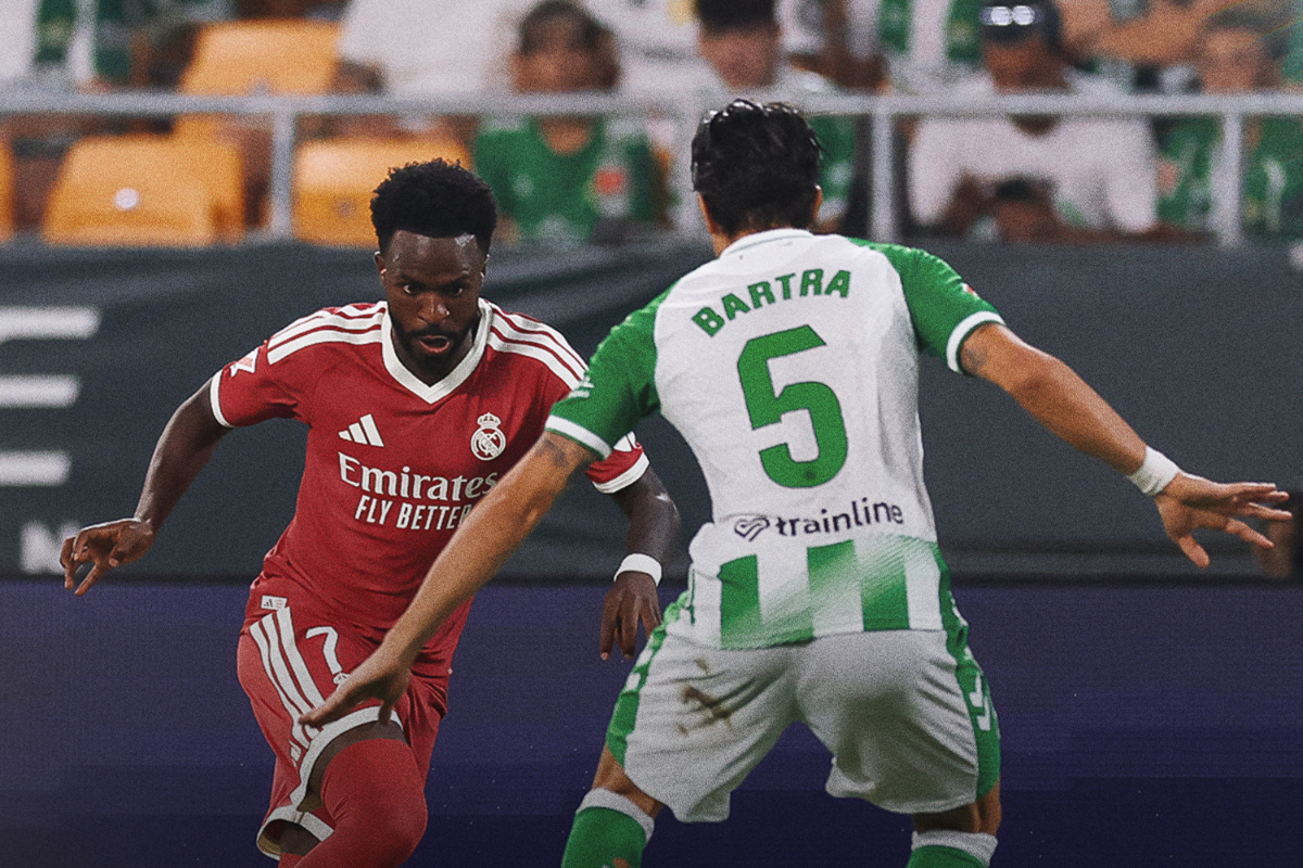 Vinicius encara a Bartra en la derrota frente al Betis. Foto: @realmadrid