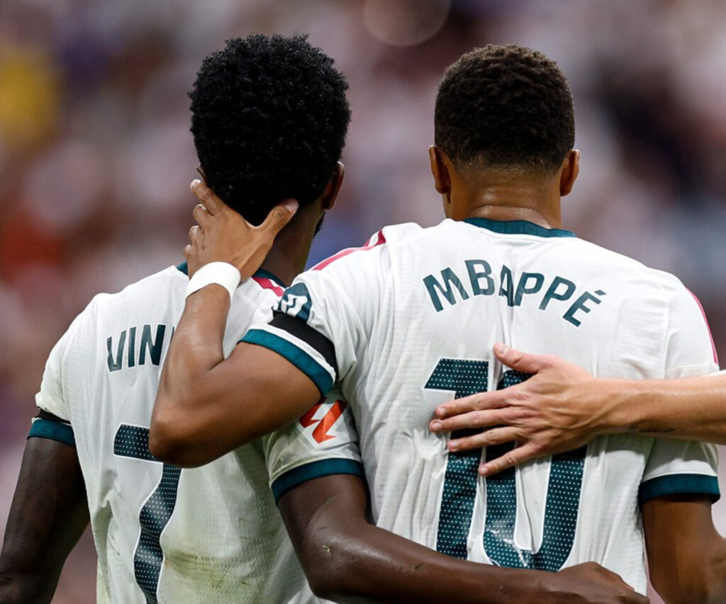 Vinicius y Mbappé celebran un gol. Foto: @realmadrid