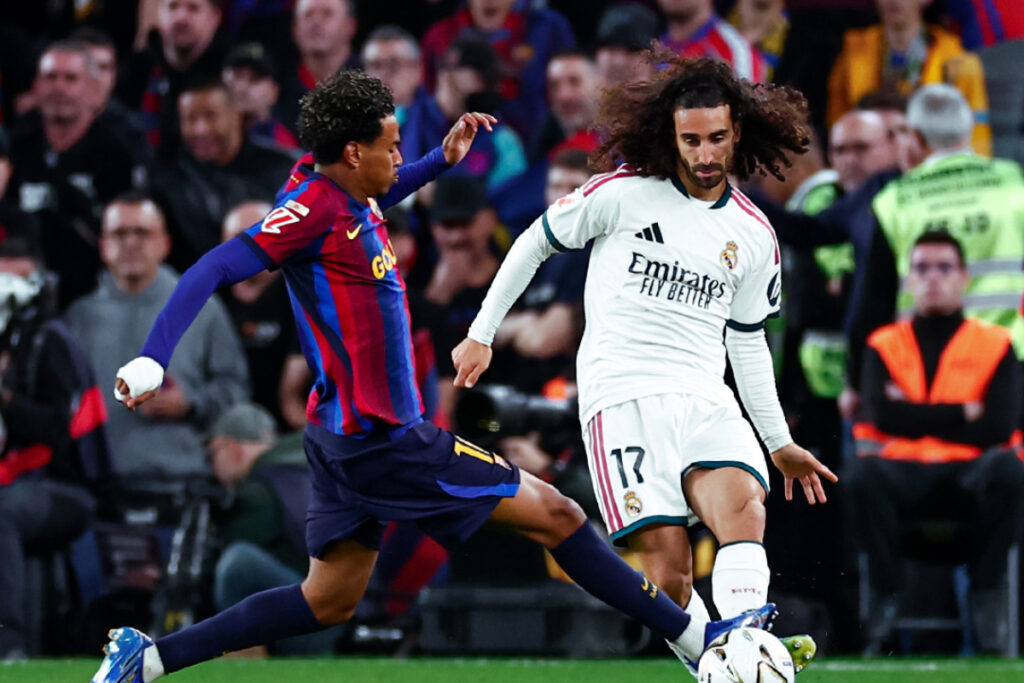 Cucurella frente a Lamine en el Clásico. Foto: @realmadrid