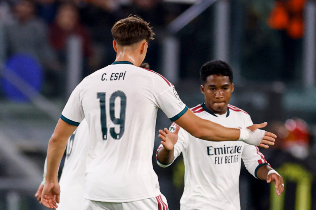 Endrick y Carlos Espí celebran la remontada ante la Roma. Foto: @realmadrid