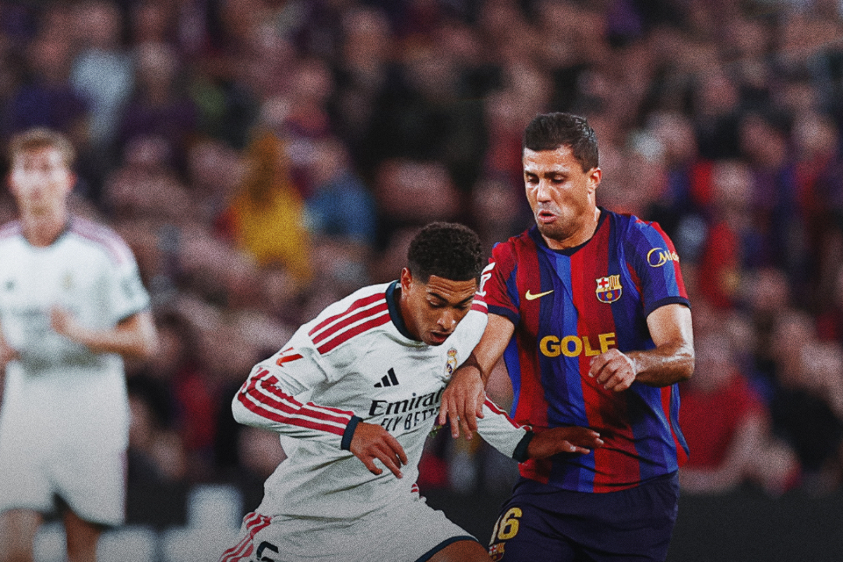Bellingham pugna con Rodri por un balón. Foto: @realmadrid